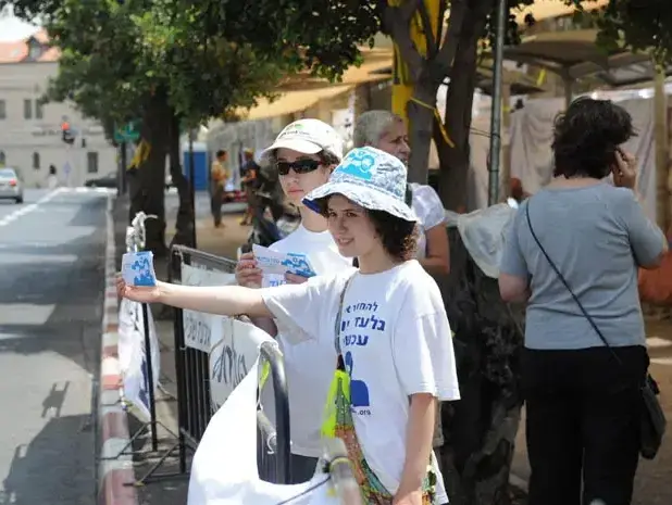 אביבה ונעם שליט במאהל בירושלים יולי 2010 (עוז מרון) אביבה ונעם שליט במאהל בירושלים יולי 2010 (עוז מרון)