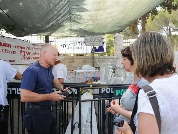 אביבה ונעם שליט במאהל בירושלים יולי 2010 (עומר מירון) אביבה ונעם שליט במאהל בירושלים יולי 2010 (עומר מירון)