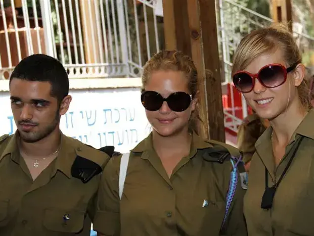 אלין לוי, אסתי גינזבורג, חן אהרוני (אביב חופי) אלין לוי, אסתי גינזבורג, חן אהרוני (אביב חופי)
