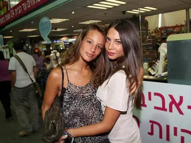 הקאסט של "TLV עושים את תל אביב" חוגגים יום הולדת, יולי 2010 (אביב חופי) הקאסט של "TLV עושים את תל אביב" חוגגים יום הולדת, יולי 2010 (אביב חופי)
