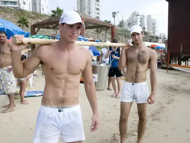 שרב כבד בחוף בבת ים אוגוסט 2010 (נמרוד סונדרס) שרב כבד בחוף בבת ים אוגוסט 2010 (נמרוד סונדרס)