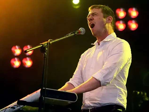 ג'ונתן היגס מלהקת Everything Everything (GettyImages , Simone Joyner) ג'ונתן היגס מלהקת Everything Everything (GettyImages , Simone Joyner)