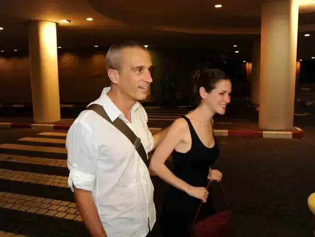 אברי גלעד (משמאל) ובת זוגו (אביב חופי) אברי גלעד (משמאל) ובת זוגו (אביב חופי)