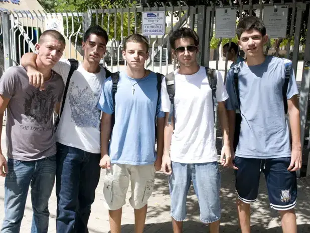 תיכוניסטים מתיכון "הראשונים" בהרצליה בפתיחת שנת הלימודים 2010 (נמרוד סונדרס) תיכוניסטים מתיכון "הראשונים" בהרצליה בפתיחת שנת הלימודים 2010 (נמרוד סונדרס)
