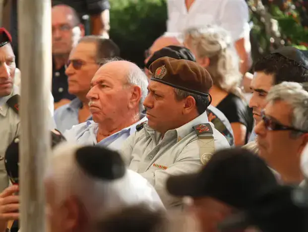 גדי אייזנקוט בלוויית ישראל טל, ספטמבר 2010 (אורי לנץ) גדי אייזנקוט בלוויית ישראל טל, ספטמבר 2010 (אורי לנץ)
