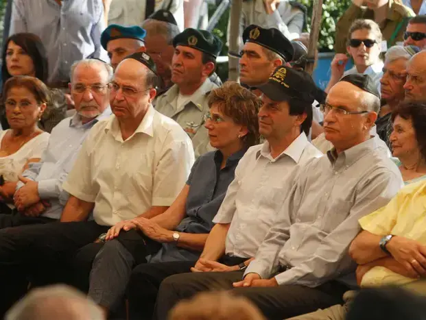 דן מרידור ומשה (בוגי) יעלון בלוויית ישראל טל, ספטמבר 2010 (אורי לנץ) דן מרידור ומשה (בוגי) יעלון בלוויית ישראל טל, ספטמבר 2010 (אורי לנץ)