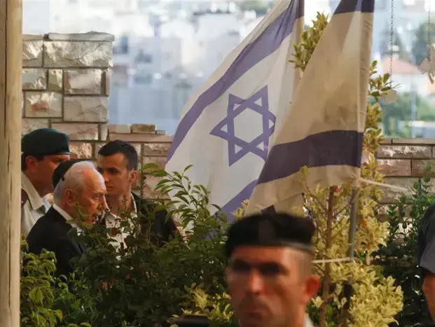 שמעון פרס בלוויית ישראל טל, ספטמבר 2010 (אורי לנץ) שמעון פרס בלוויית ישראל טל, ספטמבר 2010 (אורי לנץ)