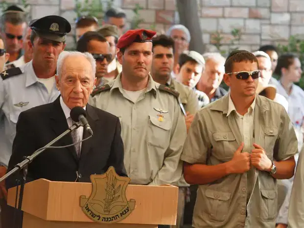 שמעון פרס בלוויית ישראל טל, ספטמבר 2010 (אורי לנץ) שמעון פרס בלוויית ישראל טל, ספטמבר 2010 (אורי לנץ)