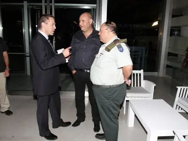 אבי בניהו, צביקה הדר (אביב חופי) אבי בניהו, צביקה הדר (אביב חופי)