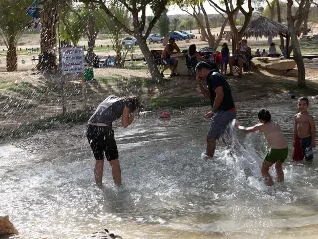 מטיילים בדרום הארץ במהלך חג סוכות, ספטמבר 2010 (אלברטו דנקברג) מטיילים בדרום הארץ במהלך חג סוכות, ספטמבר 2010 (אלברטו דנקברג)