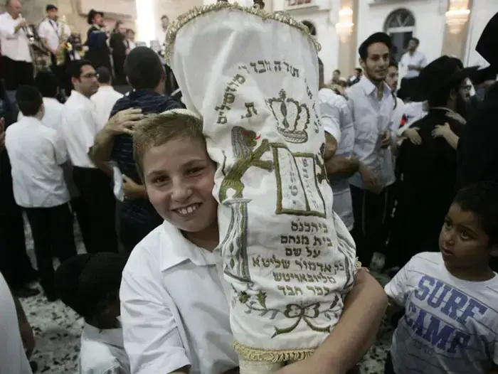 הקפות שמחת תורה בכפר חב"ד (אורי לנץ) הקפות שמחת תורה בכפר חב"ד (אורי לנץ)