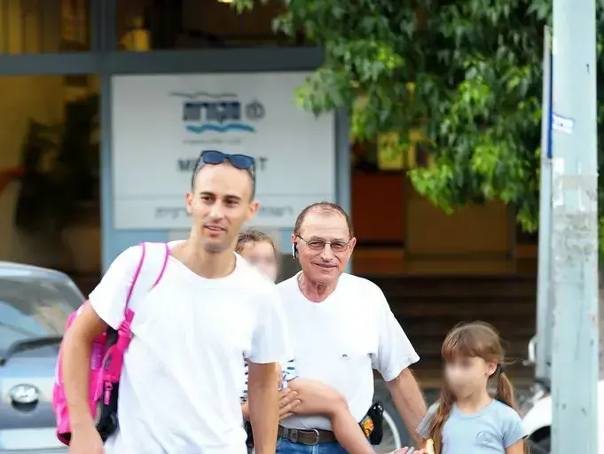 אסף אמדורסקי עם בנותיו מילה אמדורסקי, נינה אמדורסקי (שוקה כהן) אסף אמדורסקי עם בנותיו מילה אמדורסקי, נינה אמדורסקי (שוקה כהן)