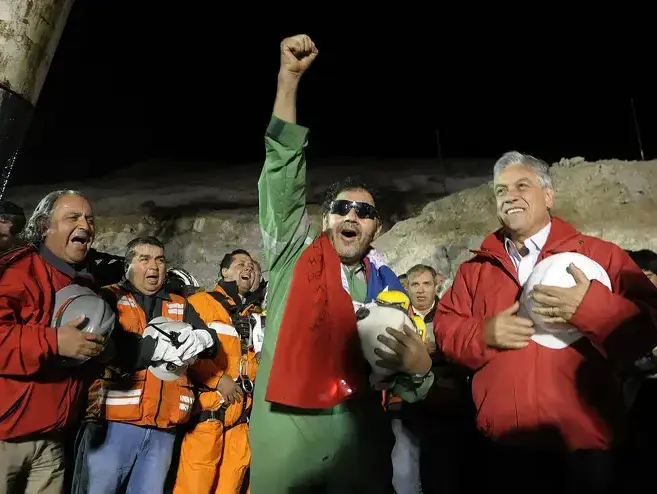 נשיא צ'ילה סבסטיאן פניירה חוגג יחד עם לואיס אורסואה מנהיג הכורים בצ'ילה ואחרון המחולצים (רויטרס) נשיא צ'ילה סבסטיאן פניירה חוגג יחד עם לואיס אורסואה מנהיג הכורים בצ'ילה ואחרון המחולצים (רויטרס)
