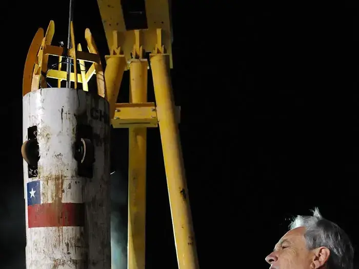 חילוץ הכורים בצ'ילה - לואיס אורזואה, הכורה האחרון שחולץ, שר את המנון צ'ילה עם הנשיא פיניירה (רויטרס) חילוץ הכורים בצ'ילה - לואיס אורזואה, הכורה האחרון שחולץ, שר את המנון צ'ילה עם הנשיא פיניירה (רויטרס)