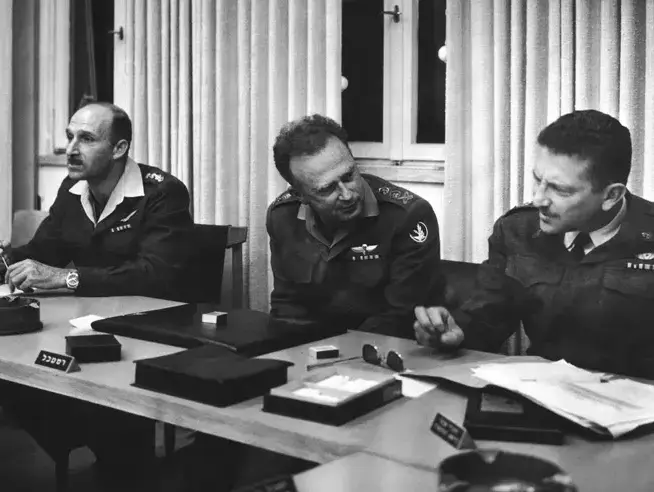 משמאל, עזר ויצמן, יצחק רבין, מוטי הוד בישיבת המטכ''ל בזמן מלחמת ששת הימים - יוני 1967 (GettyImages) משמאל, עזר ויצמן, יצחק רבין, מוטי הוד בישיבת המטכ''ל בזמן מלחמת ששת הימים - יוני 1967 (GettyImages)