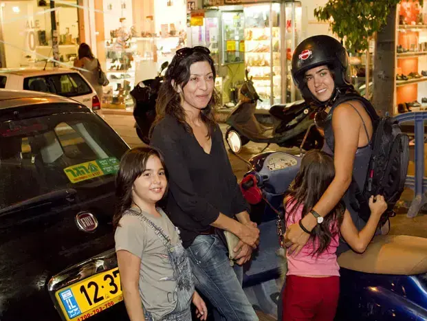 חן יאני, אסי לוי והילדות (יח"צ , סטודיו לם ווליץ) חן יאני, אסי לוי והילדות (יח"צ , סטודיו לם ווליץ)