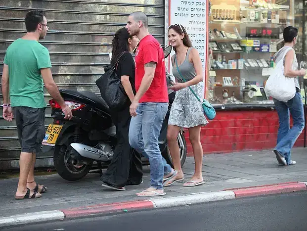 ארז דה דרזנר עם אנונימית (שוקה כהן) ארז דה דרזנר עם אנונימית (שוקה כהן)