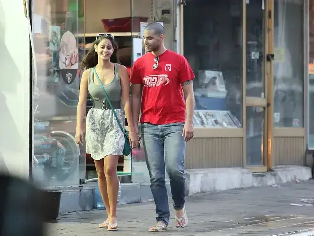 ארז דה דרזנר עם אנונימית (שוקה כהן) ארז דה דרזנר עם אנונימית (שוקה כהן)