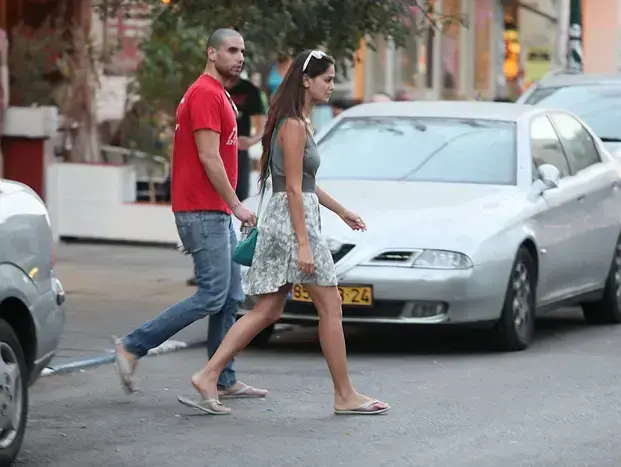 ארז דה דרזנר עם אנונימית (שוקה כהן) ארז דה דרזנר עם אנונימית (שוקה כהן)