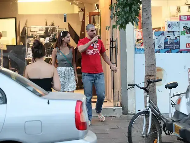 ארז דה דרזנר עם אנונימית (שוקה כהן) ארז דה דרזנר עם אנונימית (שוקה כהן)