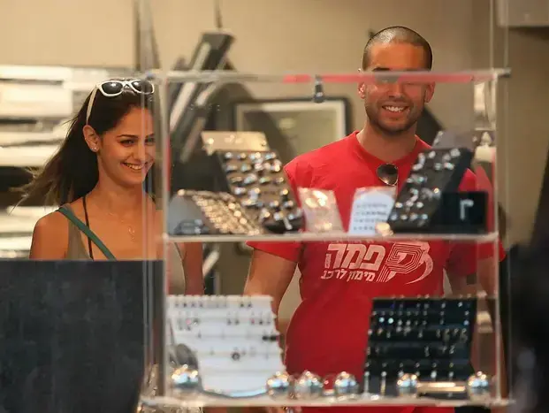 ארז דה דרזנר עם אנונימית (שוקה כהן) ארז דה דרזנר עם אנונימית (שוקה כהן)