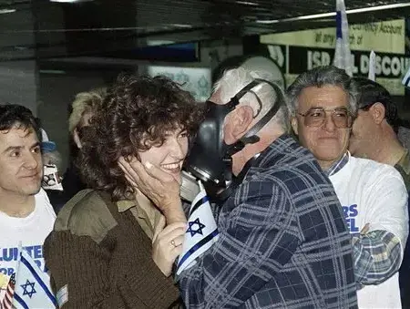אזרח נותן לחיילת נשיקה דרך מסיכת האב"כ, 1991 (AP , מישל אולר) אזרח נותן לחיילת נשיקה דרך מסיכת האב"כ, 1991 (AP , מישל אולר)