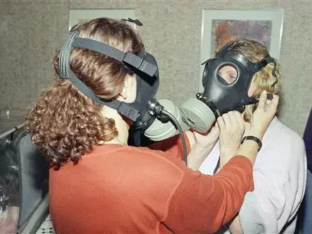 שתי נשים שמות אחת לשנייה מסיכות אב"כ, 1991 (AP , מרטין קליוור) שתי נשים שמות אחת לשנייה מסיכות אב"כ, 1991 (AP , מרטין קליוור)
