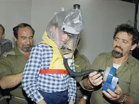 חיילים שמים על ילד חליפת ברדס, 1991 (AP , מרטין קליוור) חיילים שמים על ילד חליפת ברדס, 1991 (AP , מרטין קליוור)