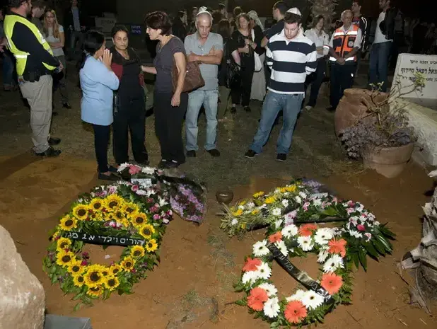 הלווית נטלי ורוני אלוני שנרצחו על ידי אמם, מיכל אלוני, נובמבר 2010 (נמרוד סונדרס) הלווית נטלי ורוני אלוני שנרצחו על ידי אמם, מיכל אלוני, נובמבר 2010 (נמרוד סונדרס)
