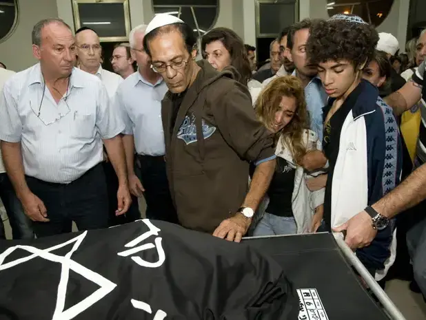 הלווית נטלי ורוני אלוני שנרצחו על ידי אמם, מיכל אלוני, נובמבר 2010 (נמרוד סונדרס) הלווית נטלי ורוני אלוני שנרצחו על ידי אמם, מיכל אלוני, נובמבר 2010 (נמרוד סונדרס)