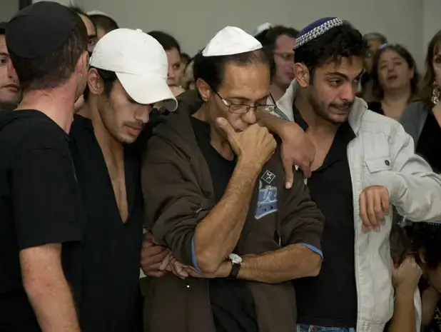 הלווית נטלי ורוני אלוני שנרצחו על ידי אמם, מיכל אלוני, נובמבר 2010 (נמרוד סונדרס) הלווית נטלי ורוני אלוני שנרצחו על ידי אמם, מיכל אלוני, נובמבר 2010 (נמרוד סונדרס)