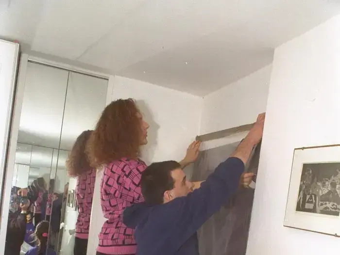 משפחה מכינה את החדר האטום, ינואר 1991 (לשכת העיתונות הממשלתית , סער יעקב) משפחה מכינה את החדר האטום, ינואר 1991 (לשכת העיתונות הממשלתית , סער יעקב)