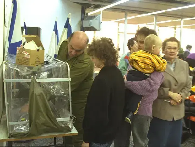 חיילים מדגימים בפני מהגרים שימוש בשמרטף, פברואר 1991 (לשכת העיתונות הממשלתית , צביקה ישראלי) חיילים מדגימים בפני מהגרים שימוש בשמרטף, פברואר 1991 (לשכת העיתונות הממשלתית , צביקה ישראלי)