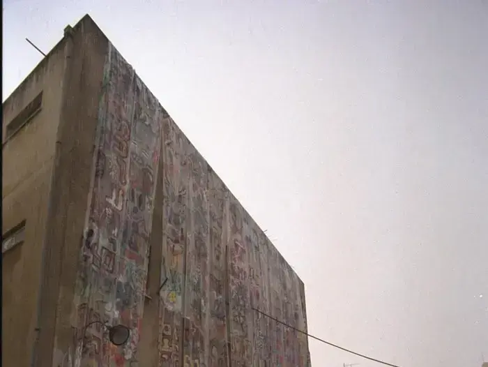 בית הספר אנקורי בתל אביב מחופש לבית ספר ממוגן, פורים 1991 (לשכת העיתונות הממשלתית , נתן אלפרט) בית הספר אנקורי בתל אביב מחופש לבית ספר ממוגן, פורים 1991 (לשכת העיתונות הממשלתית , נתן אלפרט)