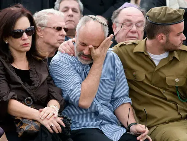 הלוויתו של האלוף לשעבר אברהם אברשה טמיר, דצמבר 2010 (נמרוד סונדרס) הלוויתו של האלוף לשעבר אברהם אברשה טמיר, דצמבר 2010 (נמרוד סונדרס)