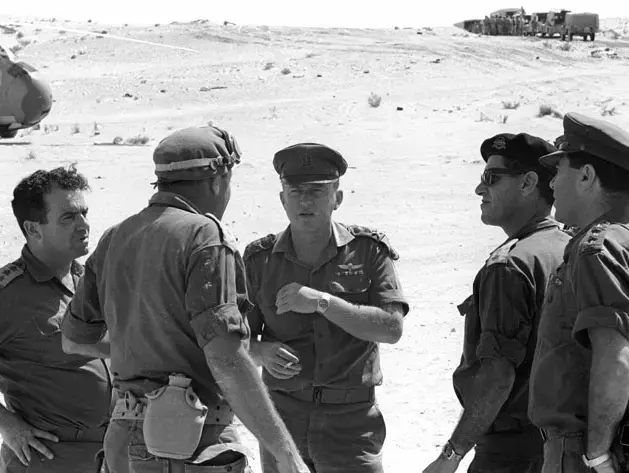 אברהם (אברשה) טמיר ז"ל במלחמת ששת הימים, עם יצחק רבין וישעיהו גביש (ארכיון צה"ל ומערכת הבטחון, צלמי במחנה) אברהם (אברשה) טמיר ז"ל במלחמת ששת הימים, עם יצחק רבין וישעיהו גביש (ארכיון צה"ל ומערכת הבטחון, צלמי במחנה)