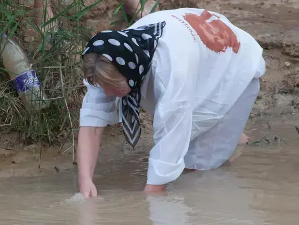 חגיגת חג ההתגלות, טבילת נוצרים בירדן, בקאסר אל יהוד, ינואר 2011 (עומר מירון) חגיגת חג ההתגלות, טבילת נוצרים בירדן, בקאסר אל יהוד, ינואר 2011 (עומר מירון)