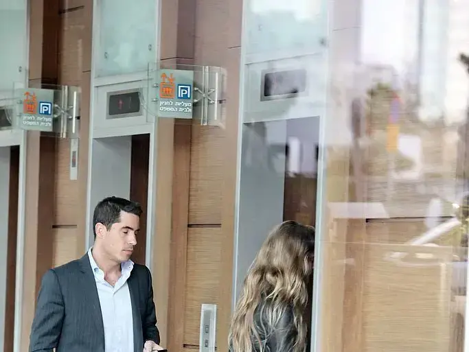 אסתי גינזבורג עם עדי קייזמן (שוקה כהן) אסתי גינזבורג עם עדי קייזמן (שוקה כהן)