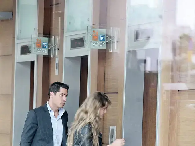 אסתי גינזבורג עם עדי קייזמן (שוקה כהן) אסתי גינזבורג עם עדי קייזמן (שוקה כהן)