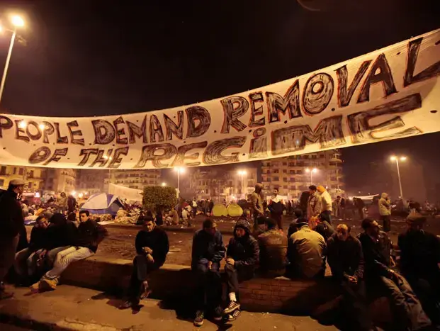 המפגינים בכיכר תחריר בקהיר מגיבים להודעת הנשיא מובארק כי לא יאריך את כהונתו (AP , Lefteris Pitarakis) המפגינים בכיכר תחריר בקהיר מגיבים להודעת הנשיא מובארק כי לא יאריך את כהונתו (AP , Lefteris Pitarakis)