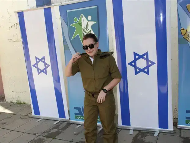 דיאנה גולבי מתגייסת (אביב חופי) דיאנה גולבי מתגייסת (אביב חופי)