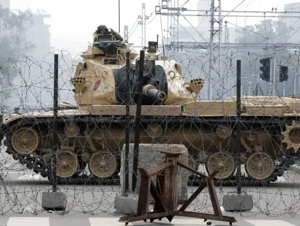 מפגינים מול ארמון הנשיא בקהיר, פברואר 2011 (רויטרס) מפגינים מול ארמון הנשיא בקהיר, פברואר 2011 (רויטרס)