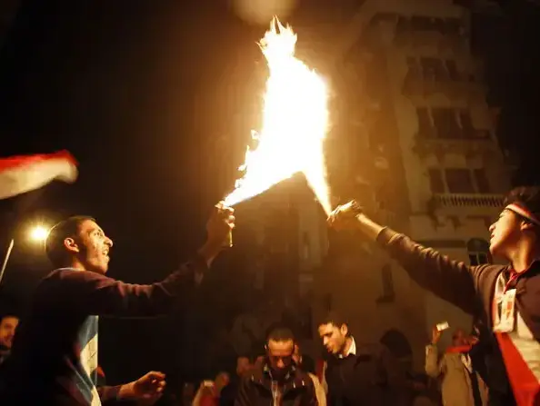 חגיגות במצרים בעקבות התפטרות מובארק (רויטרס) חגיגות במצרים בעקבות התפטרות מובארק (רויטרס)