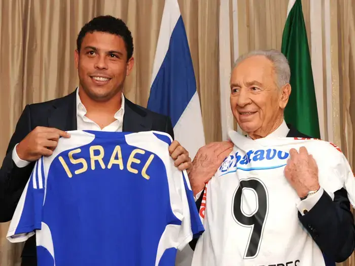 12/11/09, החלוץ הברזילאי רונאלדו לצד נשיא מדינת ישראל שמעון פרס (GettyImages) 12/11/09, החלוץ הברזילאי רונאלדו לצד נשיא מדינת ישראל שמעון פרס (GettyImages)