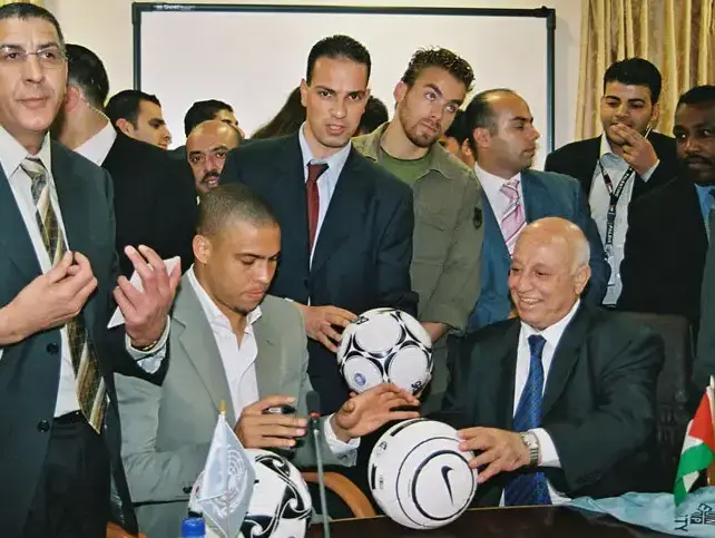 16/05/05, החלוץ הברזילאי רונאלדו מבקר ברמאללה בשנת 2005 (GettyImages) 16/05/05, החלוץ הברזילאי רונאלדו מבקר ברמאללה בשנת 2005 (GettyImages)