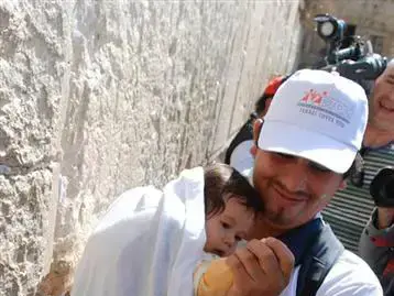 הכורים הצ'יליאנים בכותל, במהלך ביקורם בארץ, פברואר 2011 (עומר מירון) הכורים הצ'יליאנים בכותל, במהלך ביקורם בארץ, פברואר 2011 (עומר מירון)
