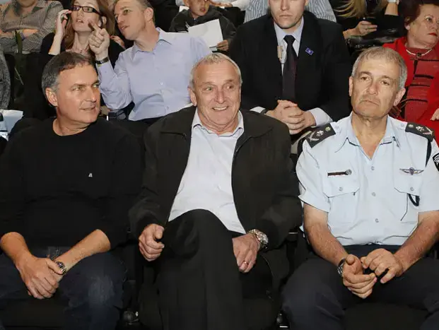דודי כהן, יצחק אהרונוביץ' ויוחנן דנינו במהלך ערב "חיים שכאלה" לכבוד יעקב טרנר, פברואר 2011 (אורי לנץ) דודי כהן, יצחק אהרונוביץ' ויוחנן דנינו במהלך ערב "חיים שכאלה" לכבוד יעקב טרנר, פברואר 2011 (אורי לנץ)