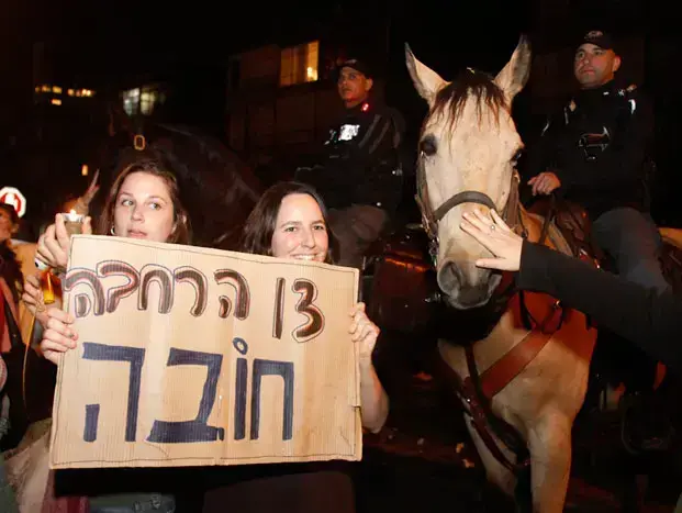 העובדים הסוציאליים השובתים חוסמים את רחוב ארלוזרוב בתל אביב במחאה על שכרם, מרץ 2011 (אורי לנץ) העובדים הסוציאליים השובתים חוסמים את רחוב ארלוזרוב בתל אביב במחאה על שכרם, מרץ 2011 (אורי לנץ)