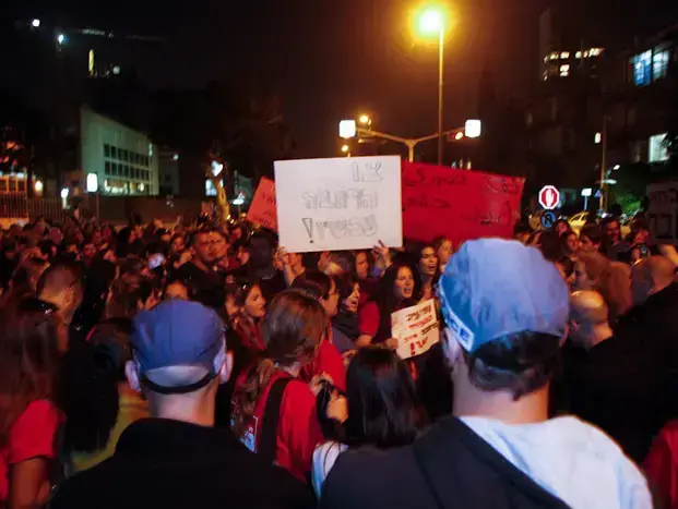 העובדים הסוציאליים השובתים חוסמים את רחוב ארלוזרוב בתל אביב במחאה על שכרם, מרץ 2011 (אורי לנץ) העובדים הסוציאליים השובתים חוסמים את רחוב ארלוזרוב בתל אביב במחאה על שכרם, מרץ 2011 (אורי לנץ)