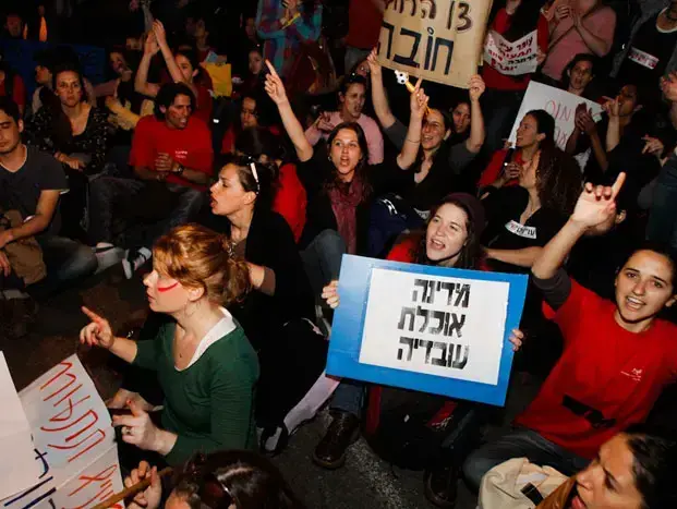 העובדים הסוציאליים השובתים חוסמים את רחוב ארלוזרוב בתל אביב במחאה על שכרם, מרץ 2011 (אורי לנץ) העובדים הסוציאליים השובתים חוסמים את רחוב ארלוזרוב בתל אביב במחאה על שכרם, מרץ 2011 (אורי לנץ)